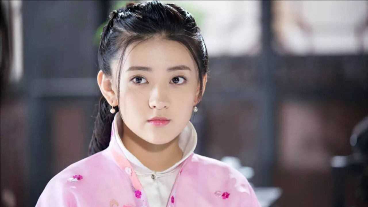 梁洁古装混剪一面柔弱谨慎惹人怜爱一面活泼开朗