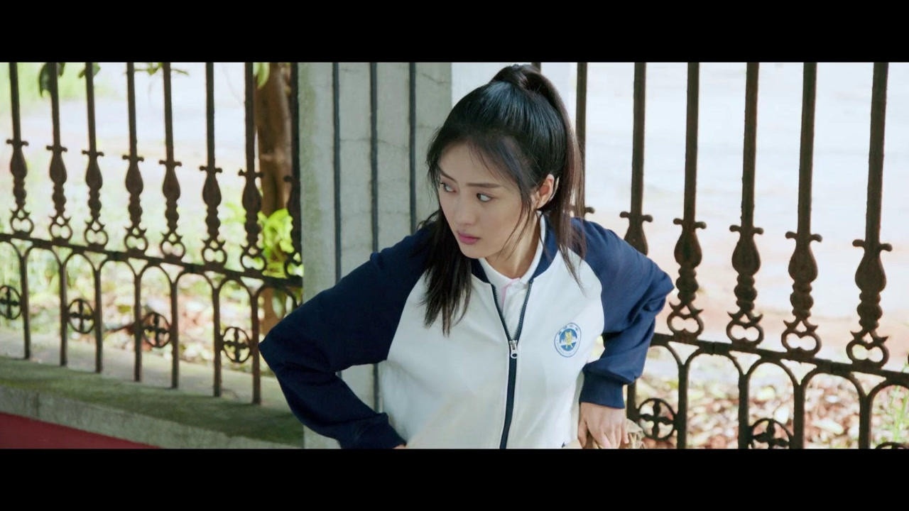 林静晓想从南门翻墙出去在众人掩护下林静晓成功翻墙而出