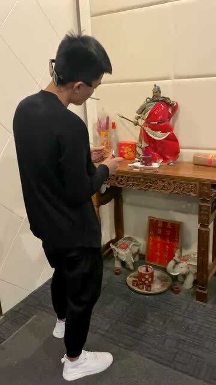 我拜关公因为我相信他我出了事他不帮我因为关公相信我