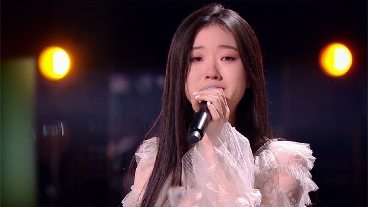 明星唱哭自己名场面:单依纯太过动情落泪,台下的李健也湿了眼眶