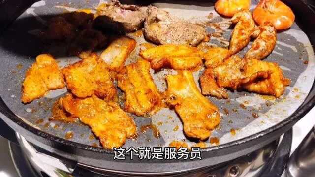 贵阳特色美食烤肉,五花肉和烤毛肚必点,品种繁多吃完一顿胖2斤