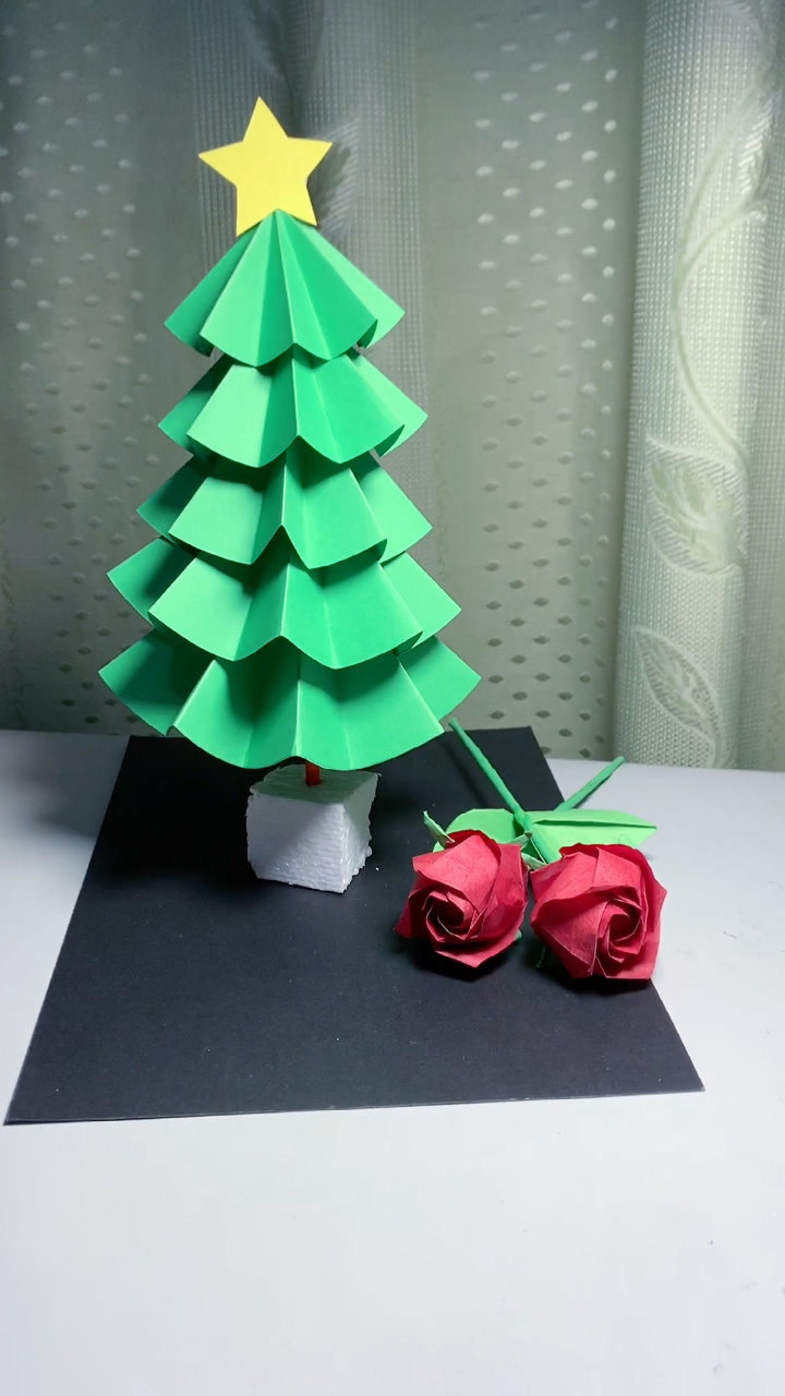 圣诞节快到了,用竹签和卡纸做一棵好看的圣诞树