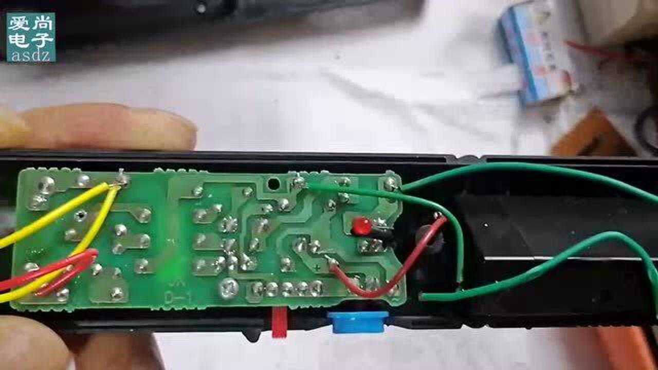 修了一个电蚊拍故障很简单,电蚊拍内部结构,电路图分析,很详细一看