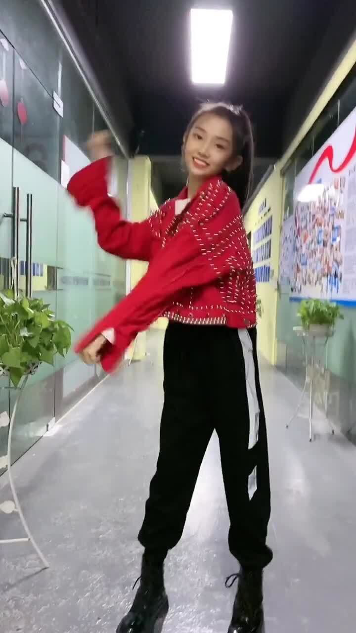 宋小睿很有跳舞天赋,家里有钱,培养得好!