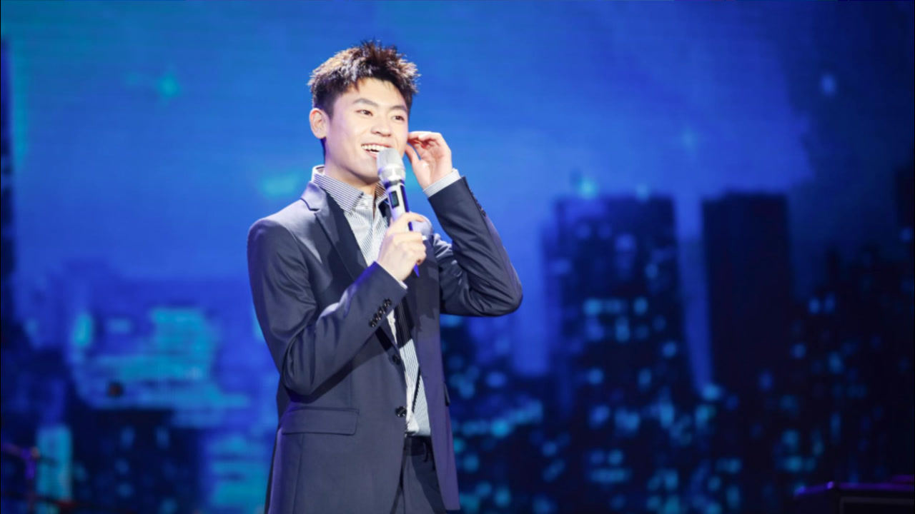 隔壁老樊翻唱《红色高跟鞋》,唱出了另一种韵味,声音太有磁性了