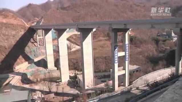 河南在建最长高速公路隧道伏牛山隧道贯通