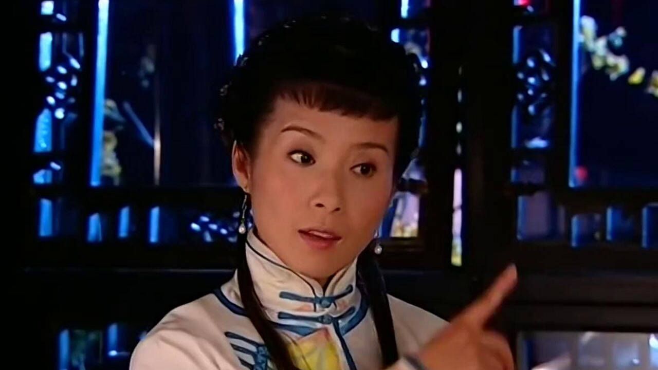 哑巴新娘静云拿出自己的胸针让少白送给湘君给湘君道歉