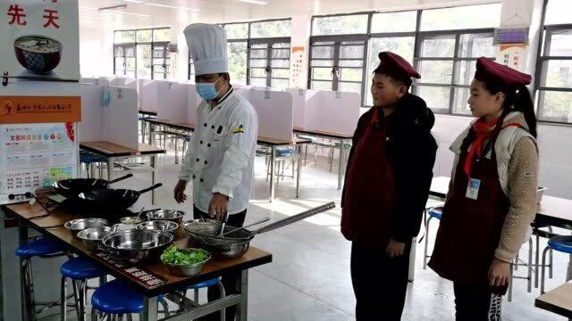 六年级劳技课:师傅示范炒菜,同学认真观摩 (青椒土豆丝)