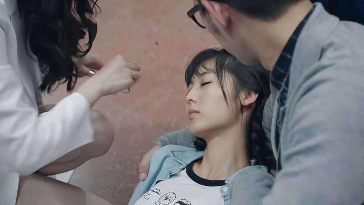 校霸把女孩锁在器材室,没想到她有幽闭恐惧症,这下闯大祸了!