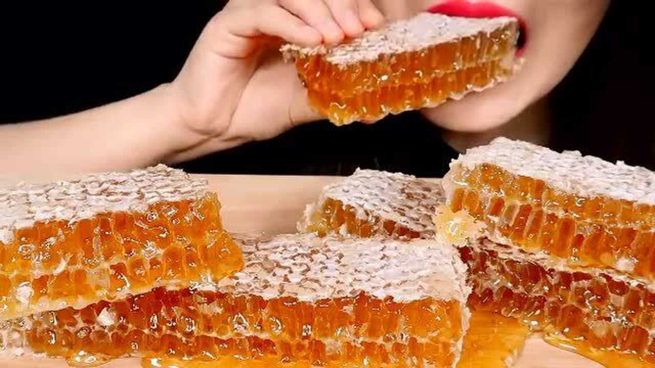 吃蜂巢蜜(食音咀嚼音)