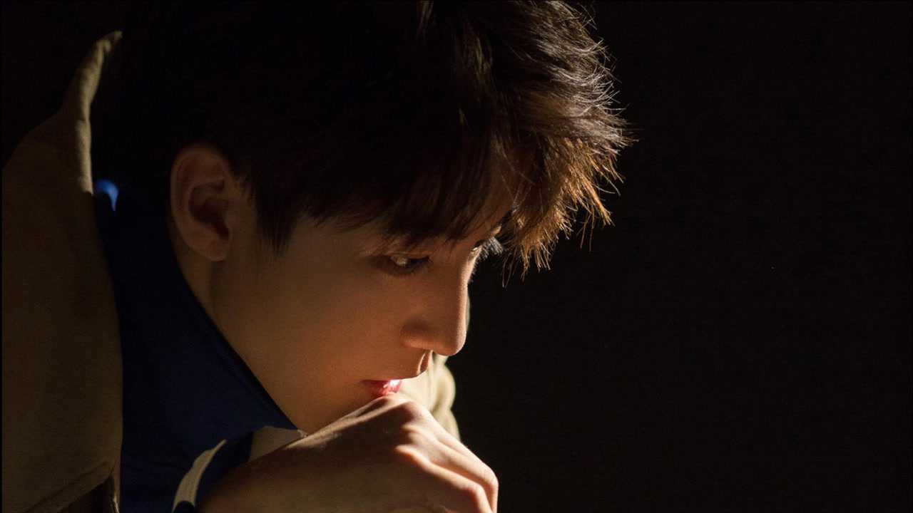 王俊凯黑白侧颜大片曝光英气侧颜帅气逼人成熟风格尽显魅力