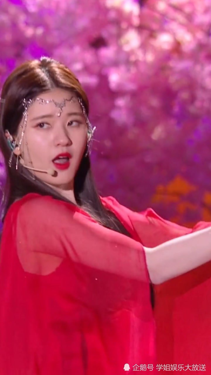 赵露思跨年演唱会红衣红扇风情万种就是看起来像假唱