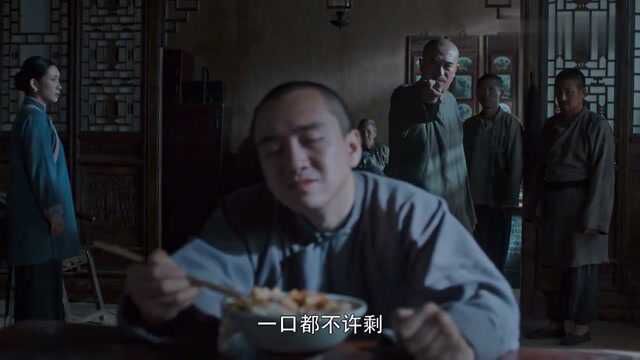 父亲特地给儿子下碗面,里面全部都是辣椒,一口都不许剩!