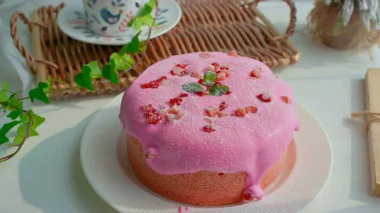 超粉嫩少女心十足的草莓爆浆蛋糕夹心还有草莓果酱哦