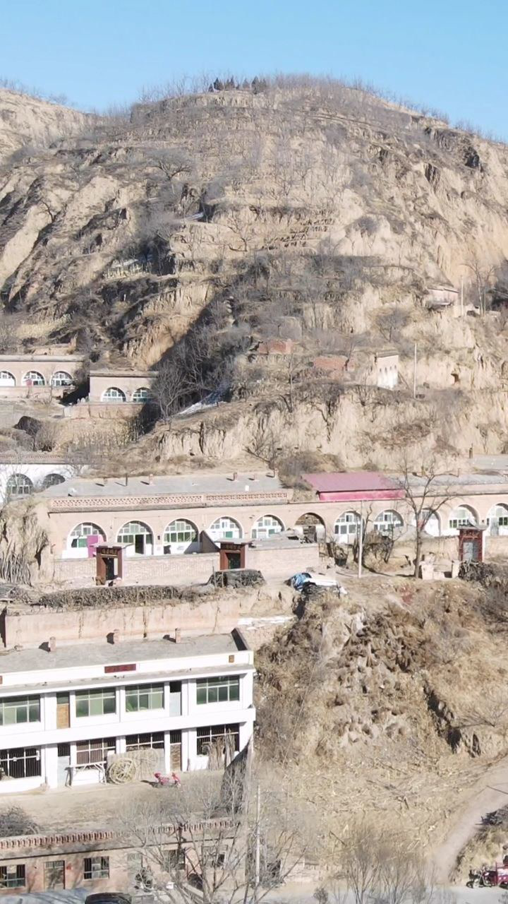 山西吕梁山临县境内黄土高坡上的小山村家家户户多以窑洞为主居住在