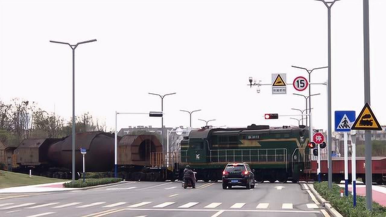 宝武马钢专用线铁路与幸福大道平交道口