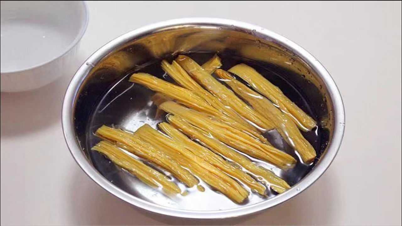 泡发腐竹很多人第一步就做错了记住这个窍门泡得快速不夹生