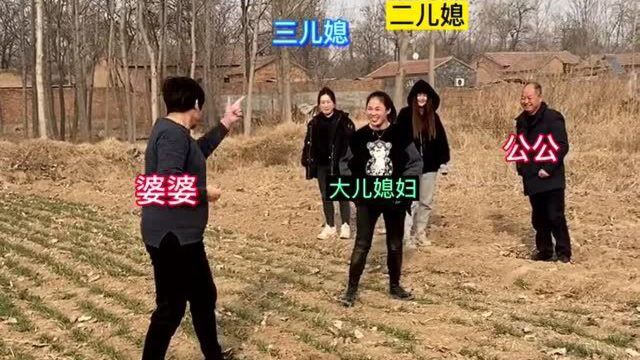 三个儿媳和公公大战婆婆,看着这其乐融融的画面,让人好生羡慕!