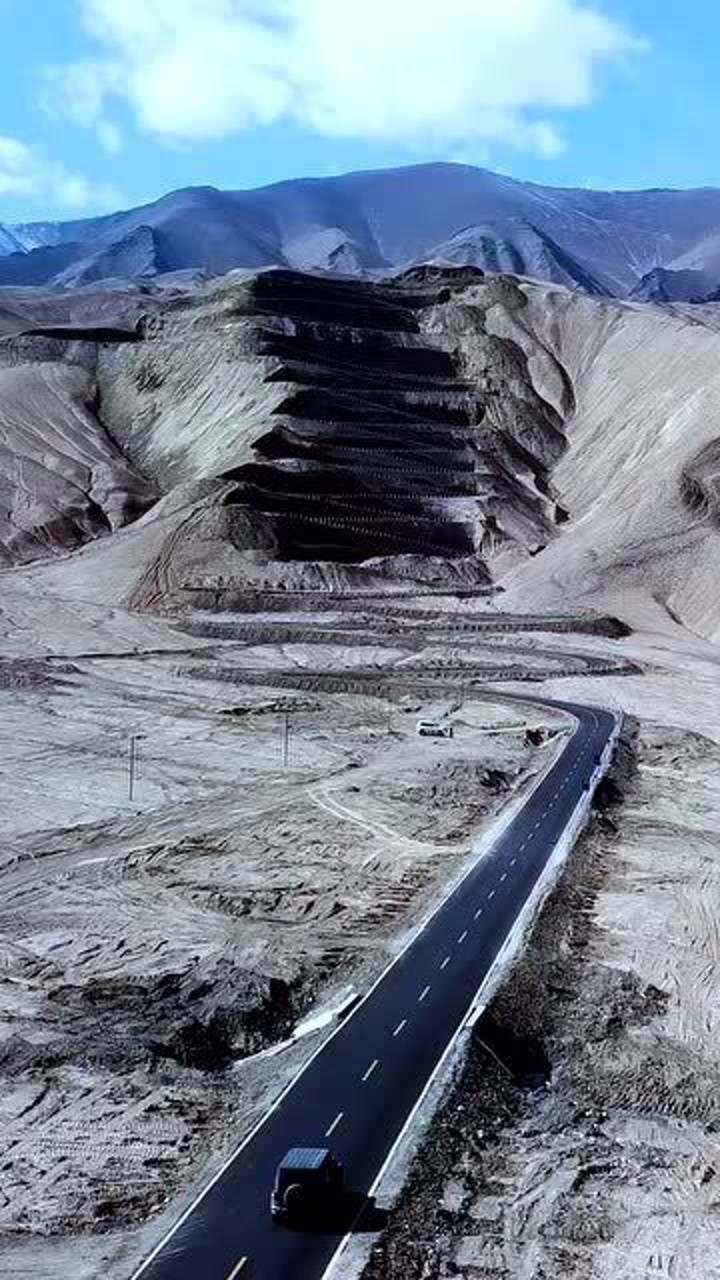 海拔4000多米的盘龙古道,有超过600道s弯,最大弯度达260度