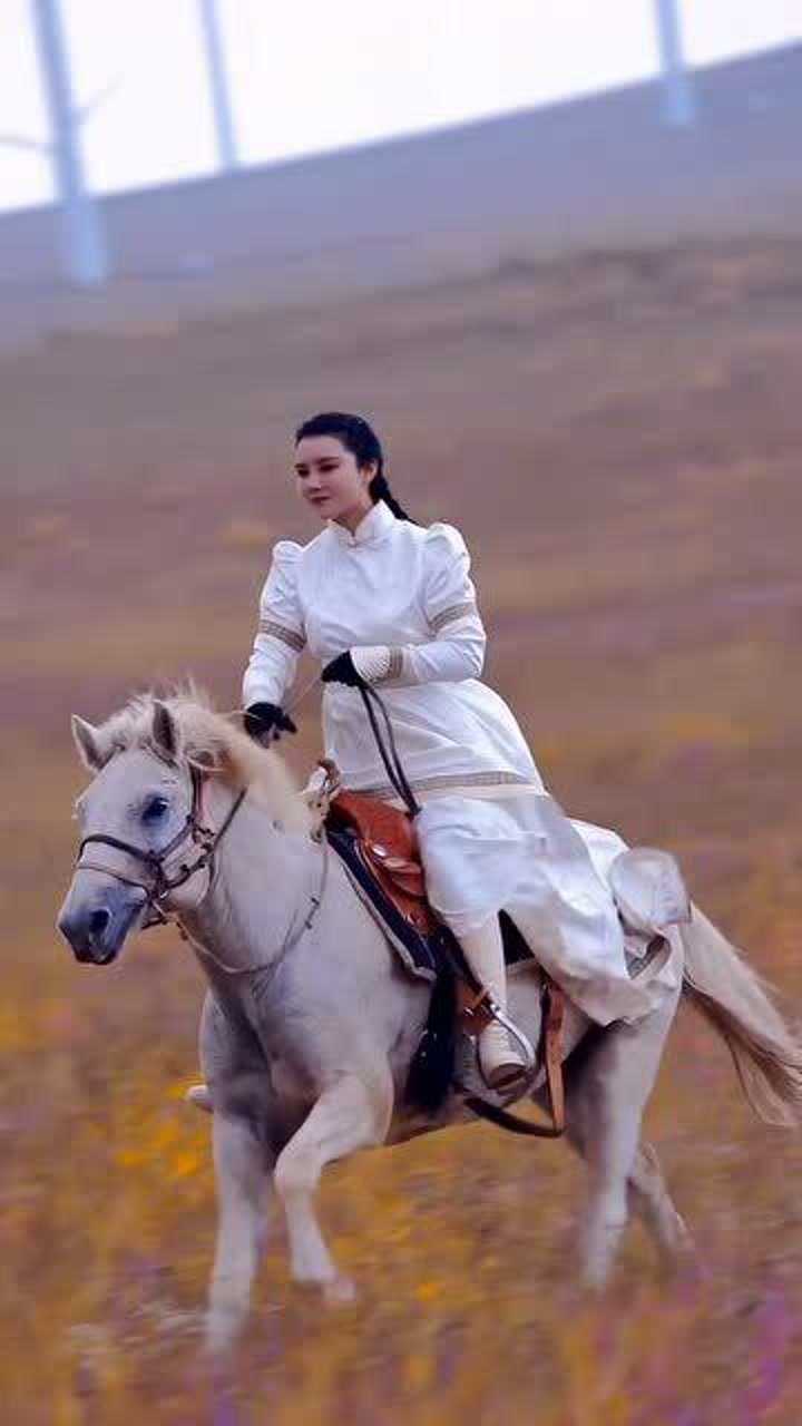 很漂亮的美女骑马
