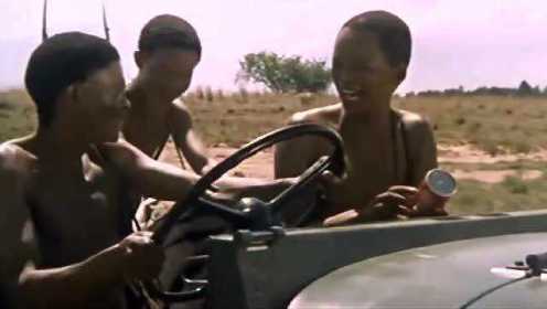 非洲和尚3：土著人很好奇汽车，打着火就要走，竟然挂着倒档前进