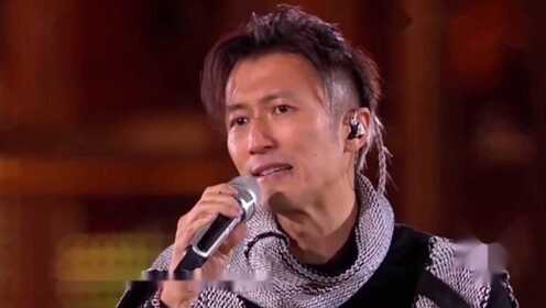 湖南卫视跨年演唱会：谢霆锋演唱《光辉岁月》，忘词后让观众唱