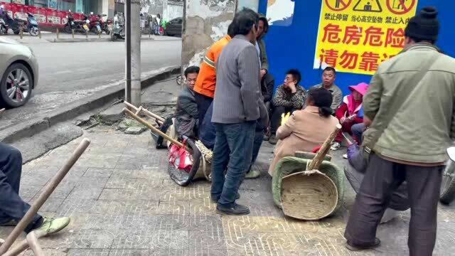 实拍郑州的劳务市场,有人情愿坐一天也不干低于500的活,看来今天就白瞎了!