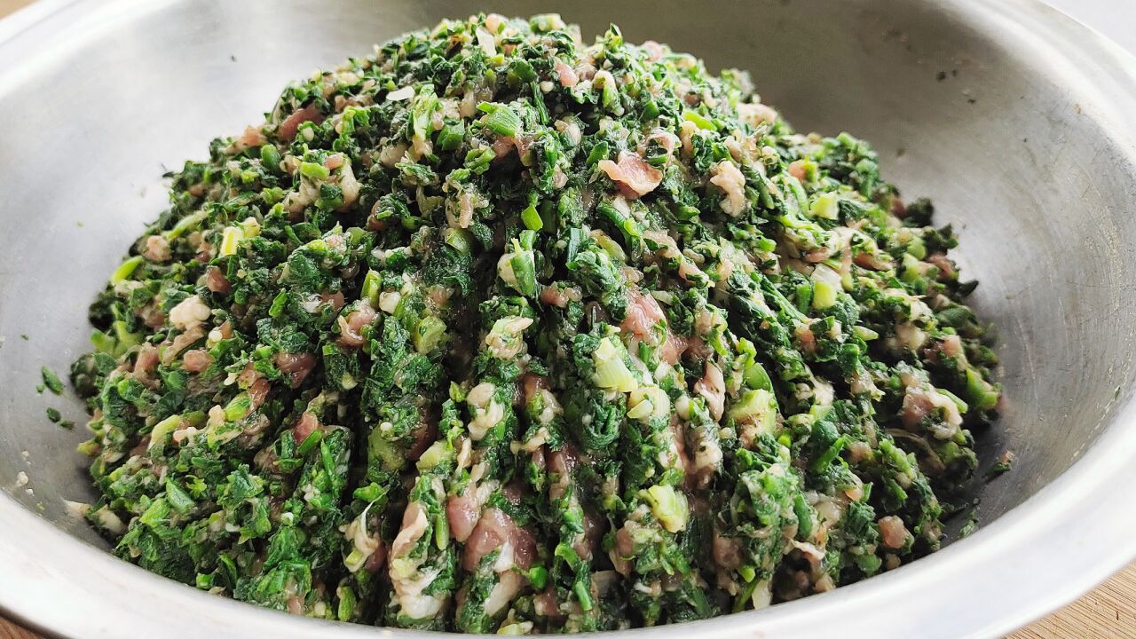 难怪饭店荠菜馅饺子那么好吃?诀窍教你,不干不柴,口感鲜香美味_腾讯视