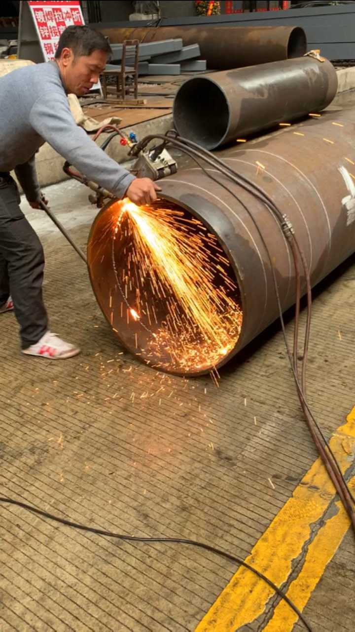 老师傅是怎么切割大口径无缝钢管的坐下基本操作