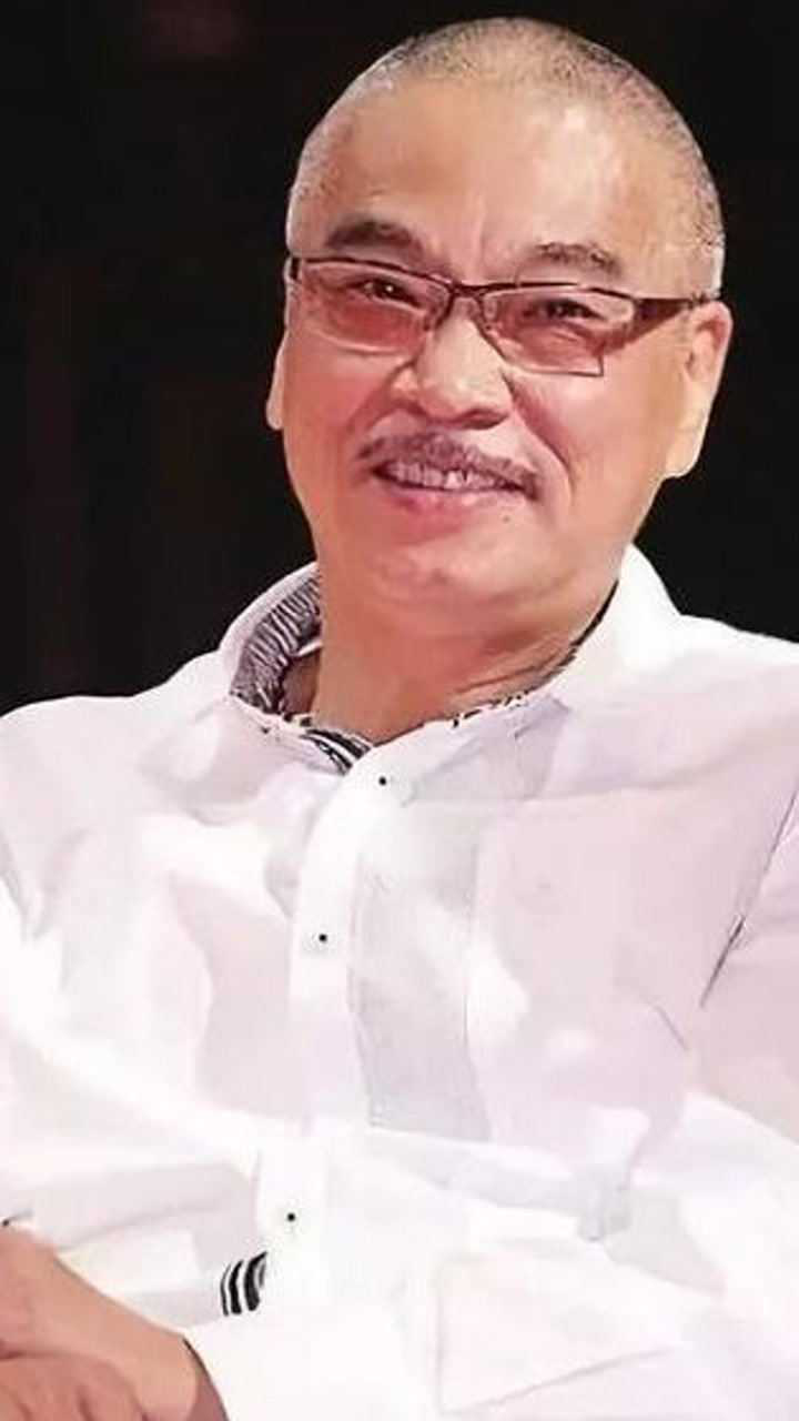 吴孟达设灵小儿子吴韦仑现身送别父亲戴口罩遮面身形消瘦面容憔悴