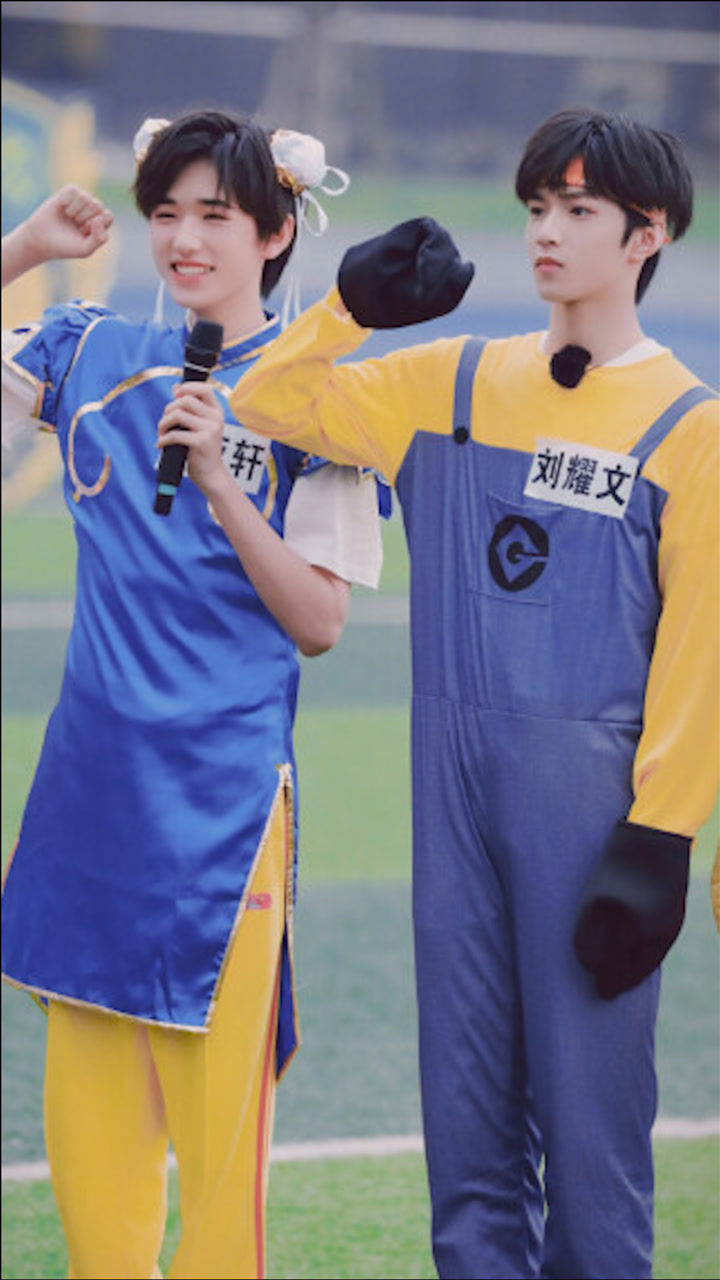 文轩海边的故事还在延续刘耀文蓄谋已久的背后抱真的把轩轩宠上了天