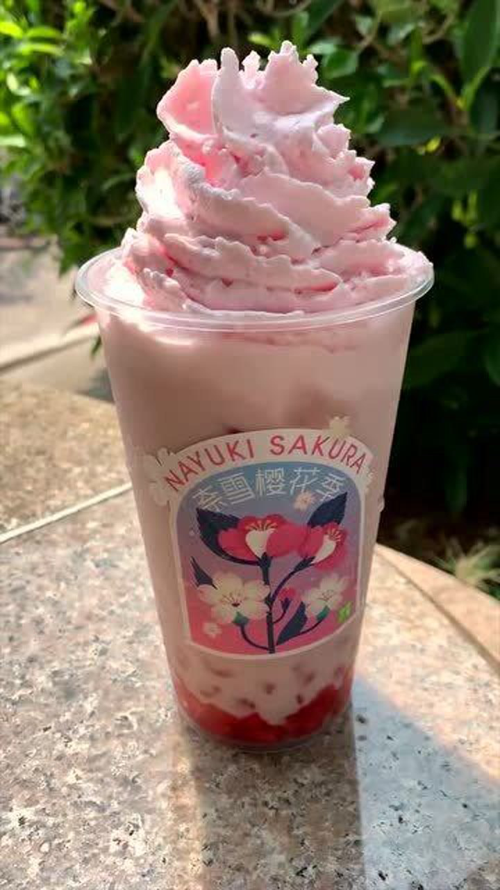 新品春日樱花宝藏茶真的不错,居然连奶油顶都是樱花粉,我的心都化了!