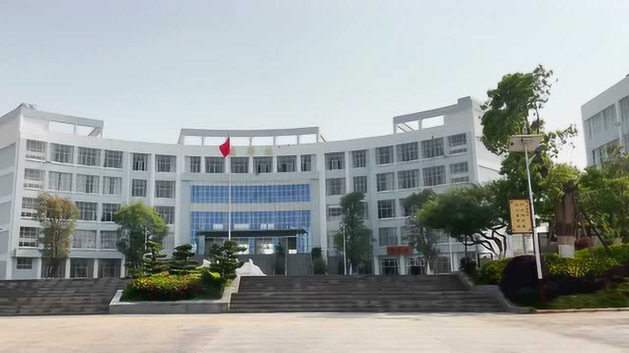 砚山县第二高级中学2021年春季学期校园美景声动校园你最想和谁一起看