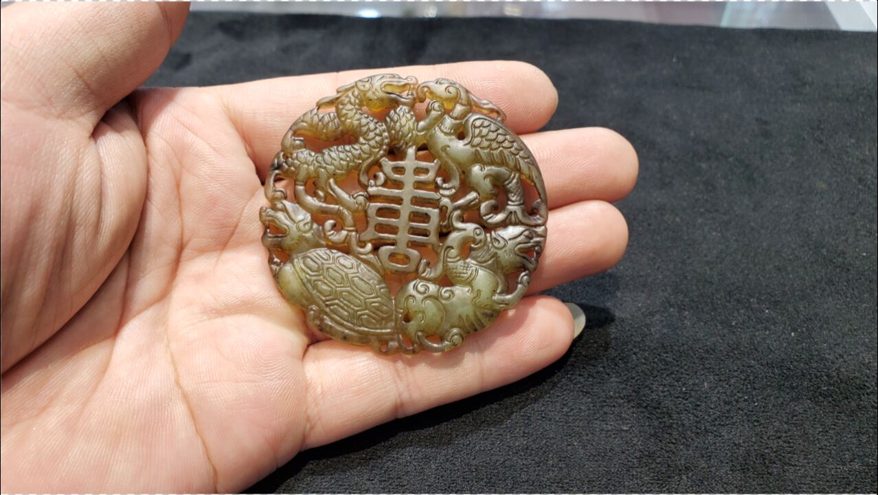 小伙拿家传玉佩找小闫扬言乾隆皇帝用过的这又闹笑话了