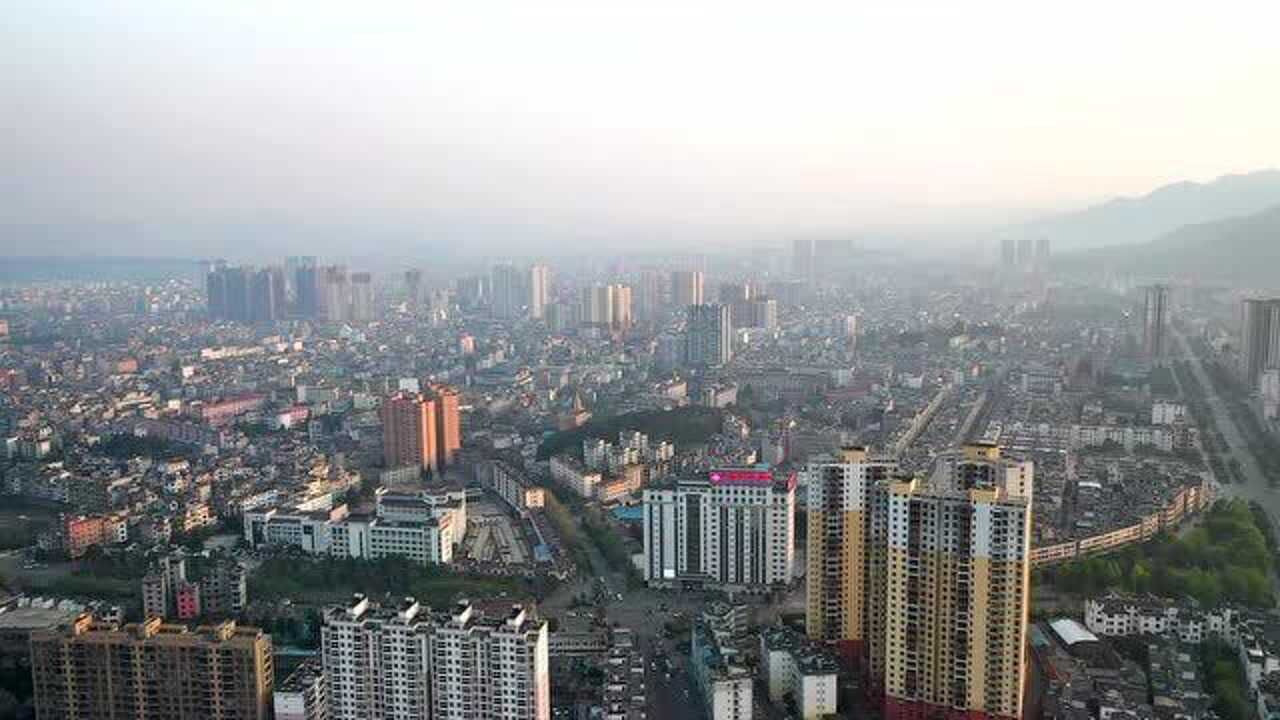 云南省罗平县因油菜花而闻名看看城市建设怎么样