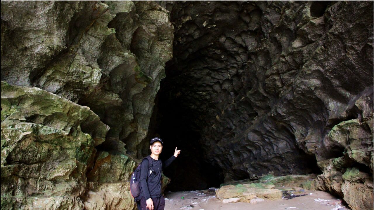 在广西桂林一深山发现土匪洞,走进去一看被吓到腿软,立马转身走人