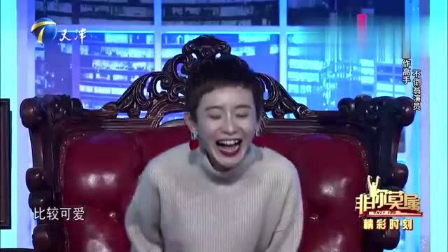 不倒翁小姐姐唯美表演惊艳全场,轻舞罗扇极具风韵