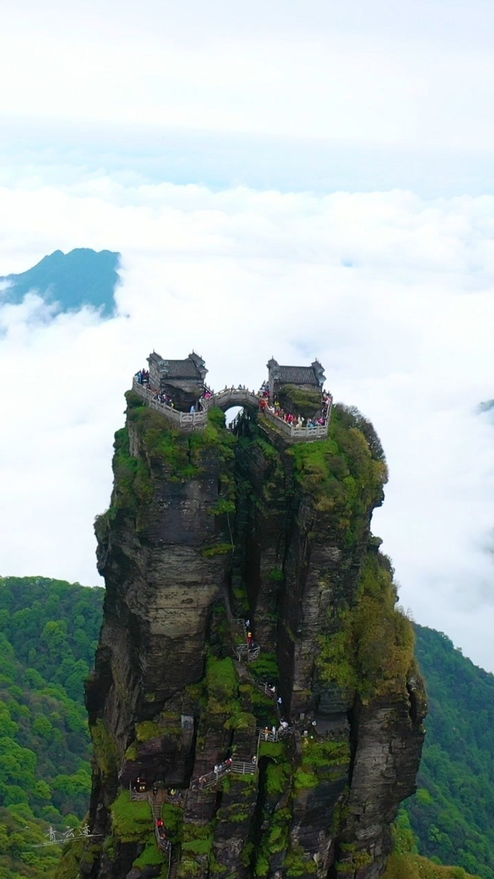 贵州大山上有一座真正的天空之城这里就是梵净山的红云金顶如此险峻的