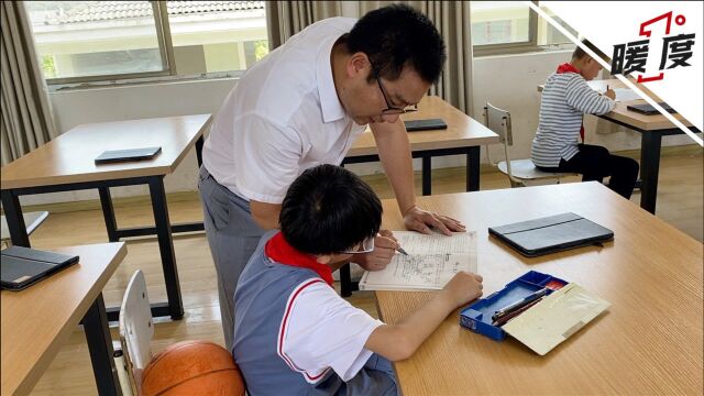 不忍“留守”学生周末被反锁在家 学校免费托管照顾老师轮流陪着写作业