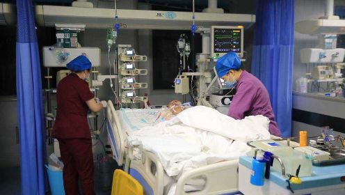 实拍ICU护士工作状态：照顾9位患者，忙到6小时不喝水