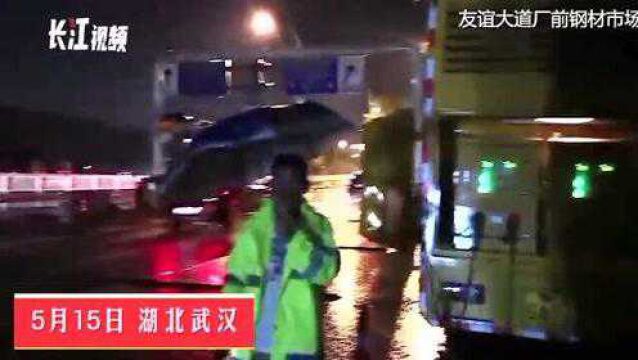 坚守!雨不停,人不歇