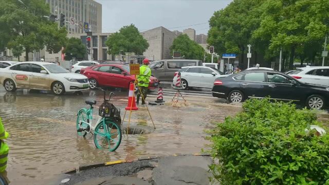 新竹路渍水点逐渐消退,民族大道通行正常