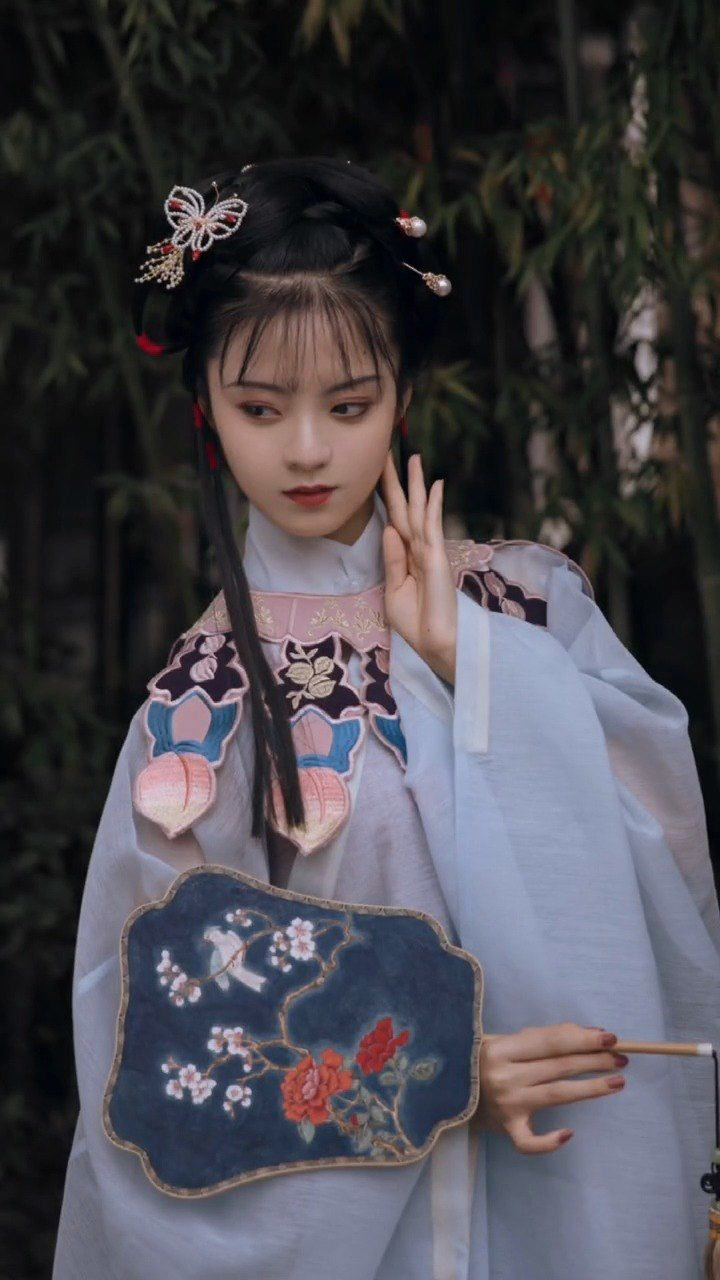 运用团扇来拍照的姿势你学会了吗