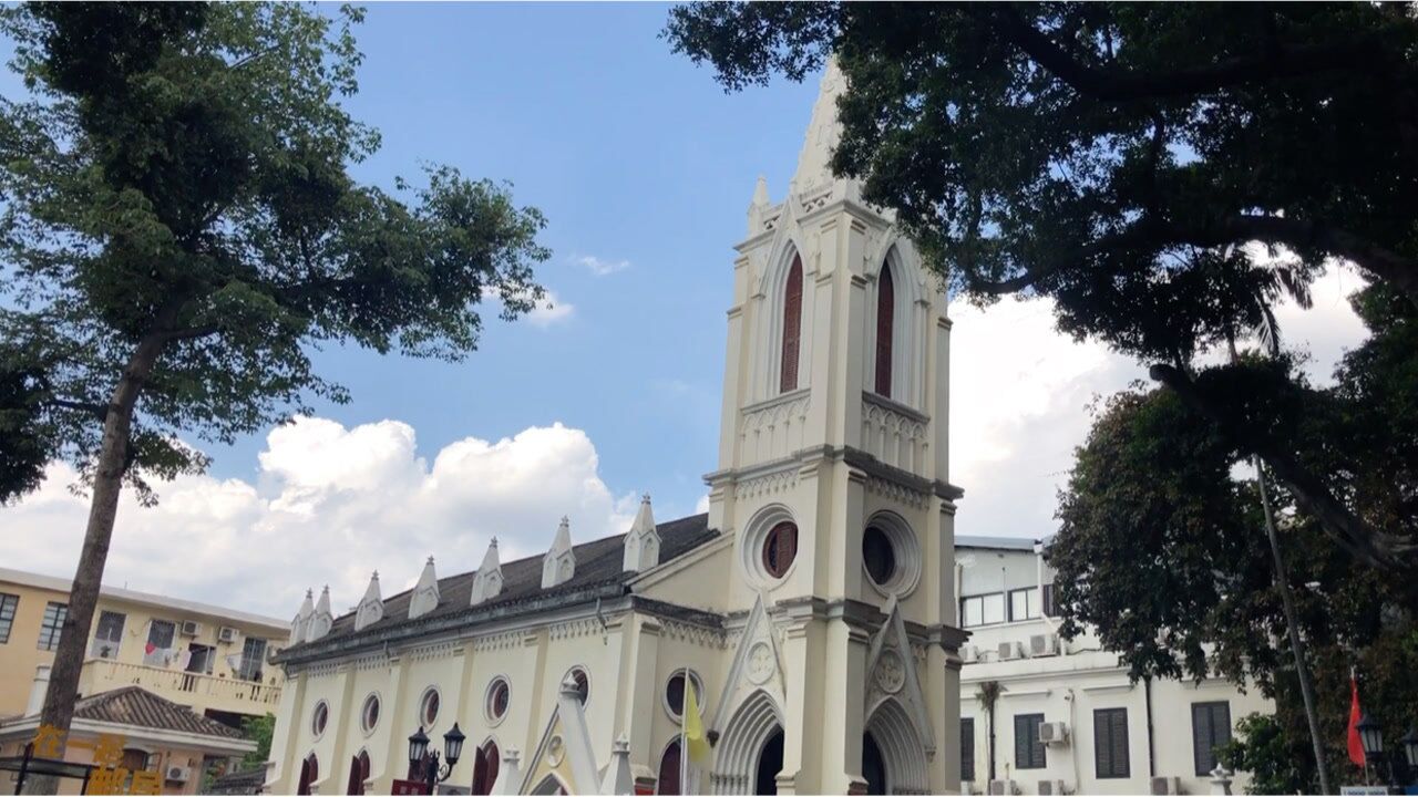 广州荔湾区沙面岛上有一个欧式古老教堂,好多人来留影