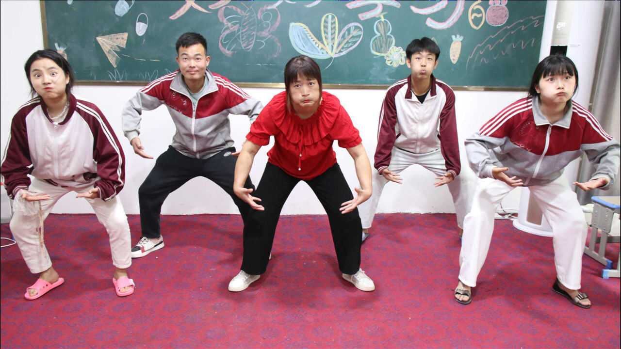 短剧老师教同学们跳猩猩舞和抖肩舞学习要劳逸结合