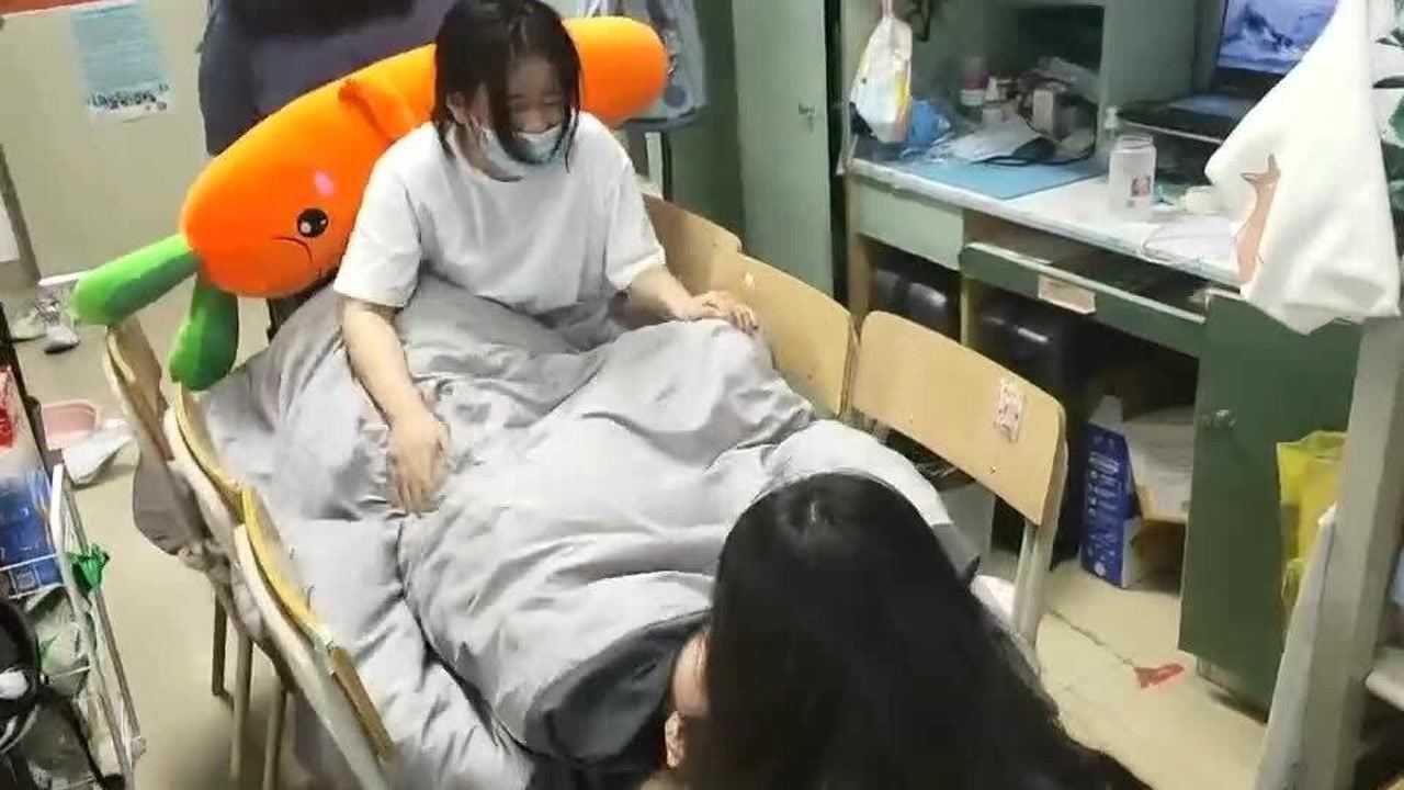 女生宿舍的奇葩行为三位女生模仿宝妈生孩子这三位女孩是学医的吧
