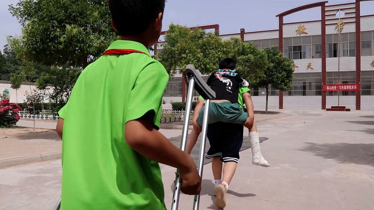 河南小学生每天背骨折同学上下课:虽然很辛苦,但我们很快乐
