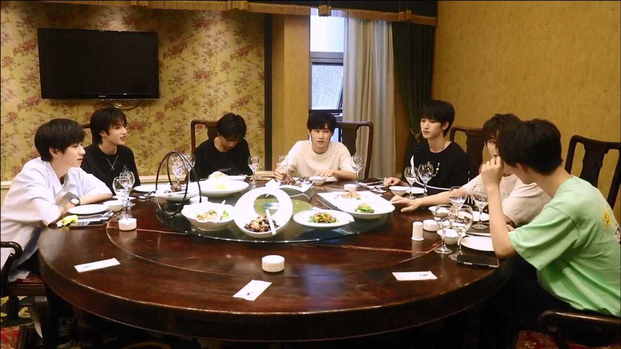 时代少年团聚餐好吵刘耀文丁程鑫家里应该也有中华田园犬吧