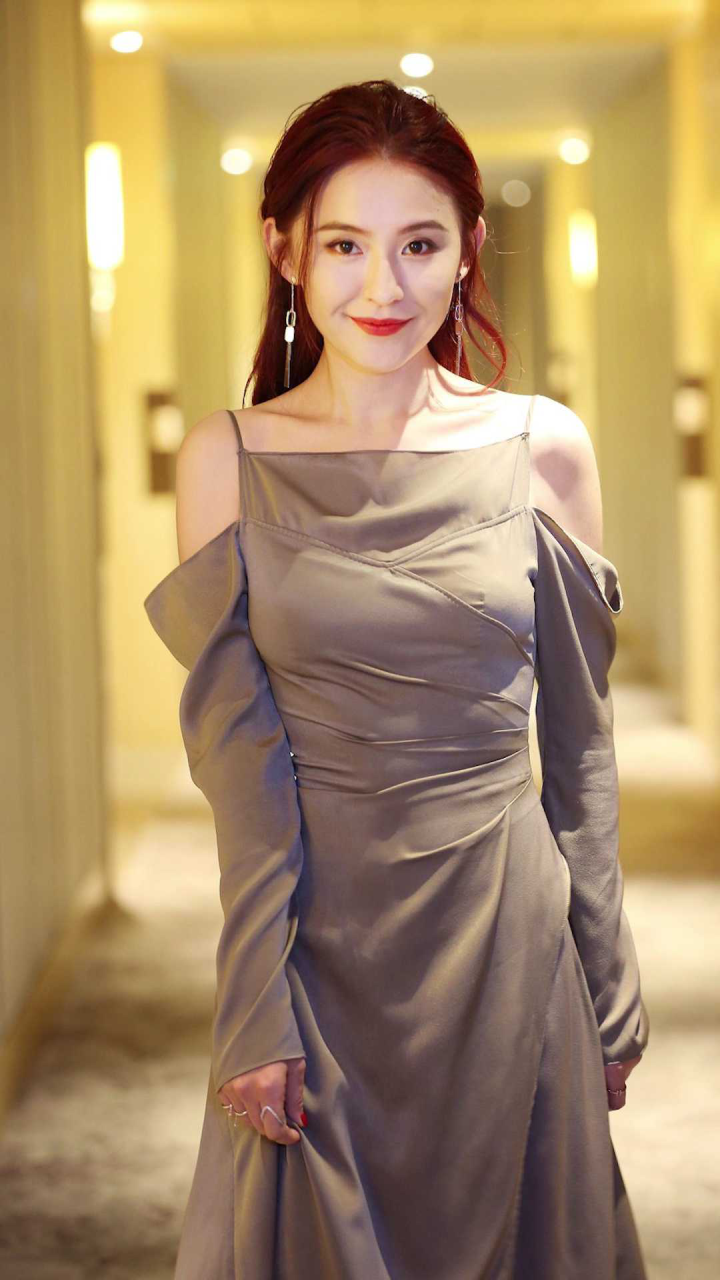 热依扎吊带红裙 简约大方显身材_高清1080p在线观看平台_腾讯视频