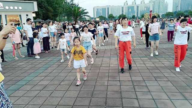 成都温江6岁小女孩,带着7、8个小伙伴跳广场舞 ,背景音乐真好听